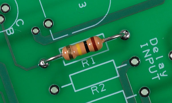 Resistor dengan gelang warna coklat hijau orange emas mempunyai nilai